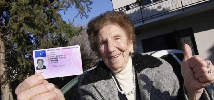 A sus 100 años de edad renovó su licencia de conducir