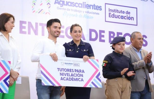 Entregan primeras becas a estudiantes de Aguascalientes