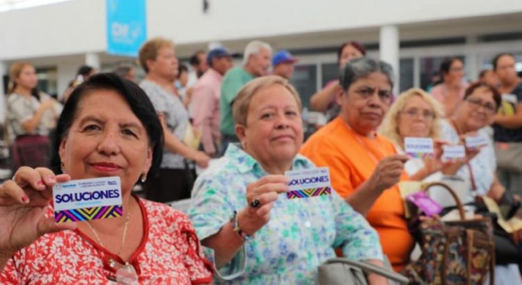 Entregan tarjeta Soluciones a adultos mayores de Aguascalientes