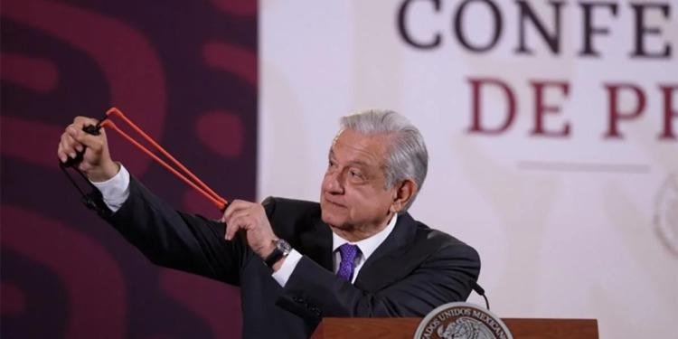 «No abusen» pide López Obrador a normalistas de Ayotzinapa «No abusen» pide López Obrador a normalistas de Ayotzinapa