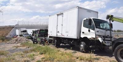 Fuerte choque y volcadura de camiones de carga en la Maxipista León-Aguascalientes deja cuatro heridos