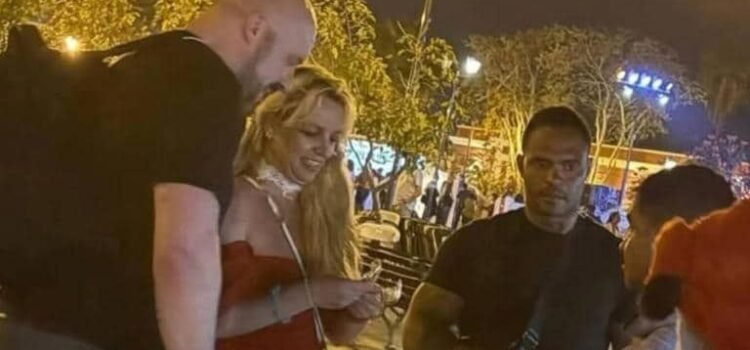 Captan a Britney Spears paseando por las calles de San José del Cabo Captan a Britney Spears paseando por las calles de San José del Cabo