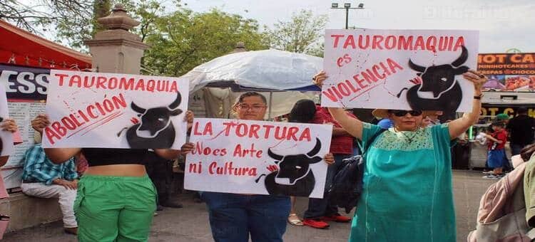 Activistas celebran la suspensión de las corridas de toros en la Plaza México