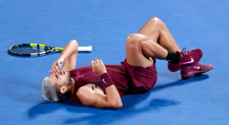 Alcaraz supera un susto en Tokio y avanza en su debut asiático Alcaraz supera un susto en Tokio y avanza en su debut asiático