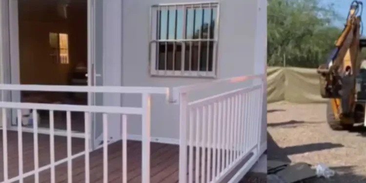 Joven compró su casa en línea y la armó ella misma
