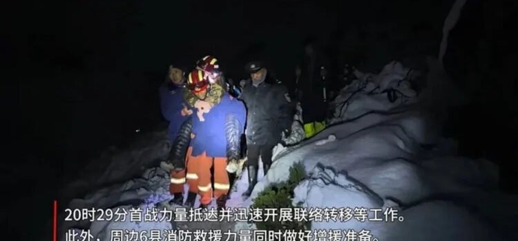 Rescatan a casi 900 personas atrapadas por una tormenta de nieve en el Everest