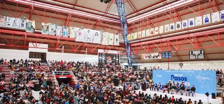 Inicia entrega de más de 11 mil becas educativas “Pasos Gigantes” en Aguascalientes