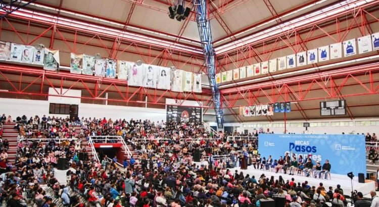 Inicia entrega de más de 11 mil becas educativas “Pasos Gigantes” en Aguascalientes Inicia entrega de más de 11 mil becas educativas “Pasos Gigantes” en Aguascalientes