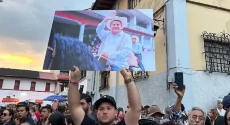 Miles despidieron a Carlos Manzo en Uruapan