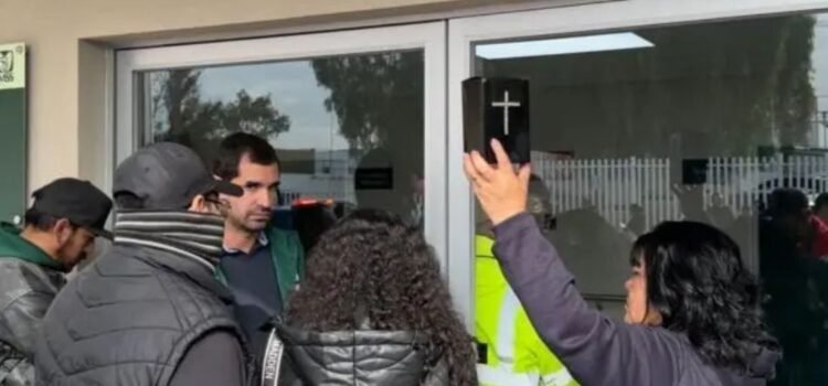 Pacientes renales protestan por presuntas irregularidades en nueva clínica de hemodiálisis del IMSS