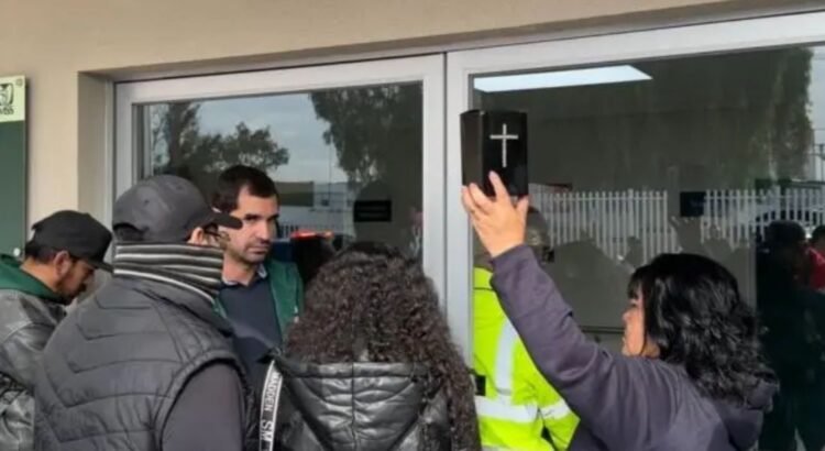 Pacientes renales protestan por presuntas irregularidades en nueva clínica de hemodiálisis del IMSS Pacientes renales protestan por presuntas irregularidades en nueva clínica de hemodiálisis del IMSS