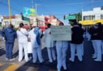 Trabajadores del sector salud se movilizan en Aguascalientes por estabilidad laboral