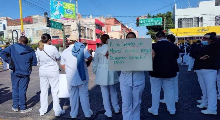 Trabajadores del sector salud se movilizan en Aguascalientes por estabilidad laboral