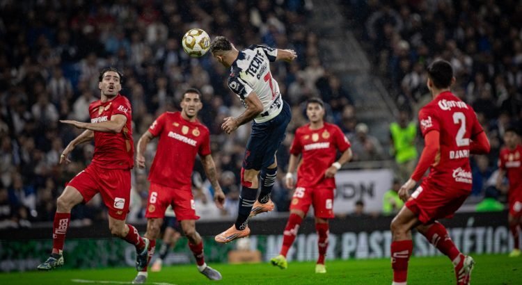 Monterrey toma ventaja; Tigres y Cruz Azul dejan todo para la vuelta tras igualar en la ida