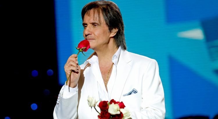 Roberto Carlos sufre accidente durante grabación de especial navideño Roberto Carlos sufre accidente durante grabación de especial navideño