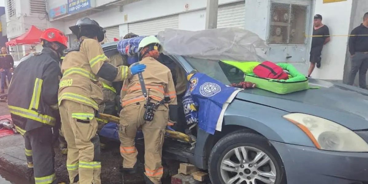 Rescatan a joven atrapada tras accidente en carretera a Norias de Ojocaliente